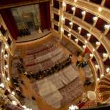 L�ambiente � a forma di ferro di cavallo, in linea con la tradizione del �teatro all�italiana� in voga a partire dalla fine XVIII secolo